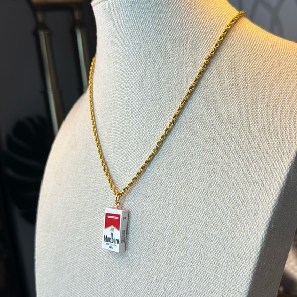 Marlboro Cigs on 18kt gold plated 18” chain - Picture 3 of 7